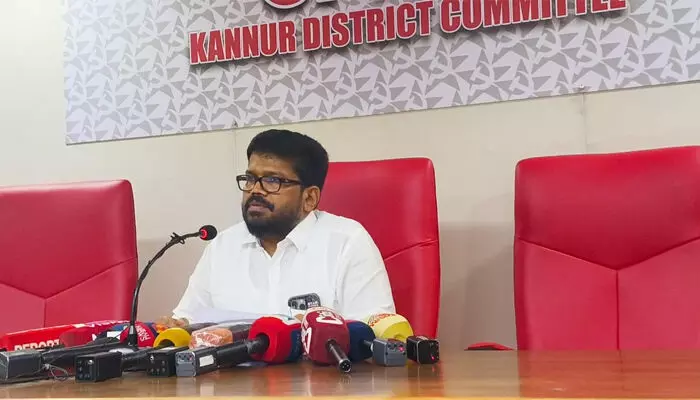 പാനൂര്‍ സ്‌ഫോടനത്തില്‍ കൊല്ലപ്പെട്ടയാളെ രക്തസാക്ഷിയാക്കി പ്രമേയം അവതരിപ്പിച്ച സംഭവം; ഡിവൈഎഫ്‌ഐയോട് ചോദിക്കണമെന്ന് പറഞ്ഞ് ഒഴിഞ്ഞുമാറി കെ കെ രാഗേഷ്; പാര്‍ട്ടിക്ക് ഇക്കാര്യത്തില്‍ അന്നും ഇന്നും ഒരു നിലപാടാണുള്ളതെന്നും ജില്ല സെക്രട്ടറി