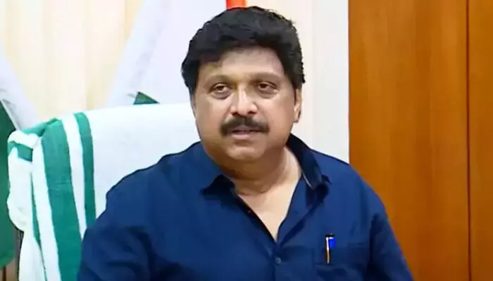 മദ്യപിച്ച് കെ.എസ്.ആര്‍.ടി.സി ബസില്‍ മോശമായി പെരുമാറിയാല്‍ പണികിട്ടും; അത്തരക്കാരെ പൊലീസ് സ്റ്റേഷനില്‍ എത്തിക്കാന്‍ കണ്ടക്ടര്‍ക്ക് നിര്‍ദേശം നല്‍കി മന്ത്രി ഗണേഷ് കുമാര്‍