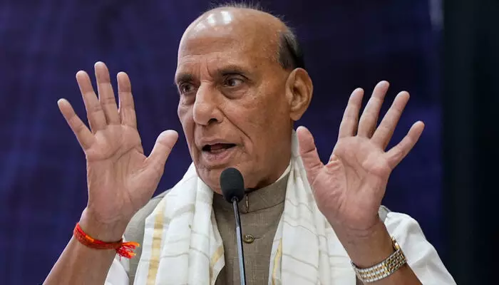 ഇന്ത്യന് സൈന്യത്തിനു മതമോ ജാതിയോ ഇല്ല; സായുധ സേനയെ വിഭജിക്കാന് ശ്രമം: രാഹുല് ഗാന്ധിക്ക് മറുപടിയുമായി രാജ്നാഥ് സിങ് ഇന്ത്യന് സൈന്യത്തിനു മതമോ ജാതിയോ ഇല്ല; സായുധ സേനയെ വിഭജിക്കാന് ശ്രമം: രാഹുല് ഗാന്ധിക്ക് മറുപടിയുമായി രാജ്നാഥ് സിങ്