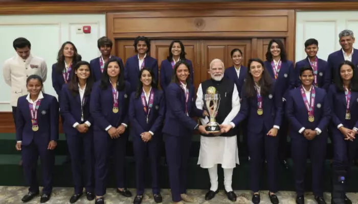 അന്ന് കിരീടമില്ലാതെ ആയിരുന്നു ഞങ്ങള് പ്രധാനമന്ത്രിയെ കണ്ടത്; ഇന്ന് പ്രധാനമന്ത്രിയെ കണ്ടത് ലോകകപ്പ് കിരീടവുമായി; ഇത്തരം കൂടിക്കാഴ്ചകള് ഇടക്കിടെ സംഭവിക്കട്ടെയെന്ന് ഹര്മന്പ്രീത്; എല്ലാ മേഖലകളിലും പെണ്കുട്ടികള് മികച്ച പ്രകടനം കാഴ്ചവെക്കുന്നതിന് കാരണം പ്രധാനമന്ത്രിയെന്ന് സ്മൃതി മന്ദാന അന്ന് കിരീടമില്ലാതെ ആയിരുന്നു ഞങ്ങള് പ്രധാനമന്ത്രിയെ കണ്ടത്; ഇന്ന് പ്രധാനമന്ത്രിയെ കണ്ടത് ലോകകപ്പ് കിരീടവുമായി; ഇത്തരം കൂടിക്കാഴ്ചകള് ഇടക്കിടെ സംഭവിക്കട്ടെയെന്ന് ഹര്മന്പ്രീത്; എല്ലാ മേഖലകളിലും പെണ്കുട്ടികള് മികച്ച പ്രകടനം കാഴ്ചവെക്കുന്നതിന് കാരണം പ്രധാനമന്ത്രിയെന്ന് സ്മൃതി മന്ദാന