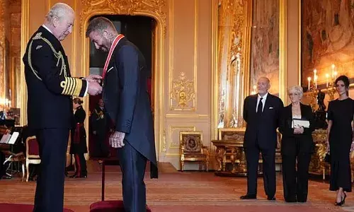 ഇംഗ്ലീഷ് ഫുട്‌ബോള്‍ ഇതിഹാസത്തിന് സര്‍ പദവി! ചാള്‍സ് രാജാവില്‍ നിന്ന് സര്‍ പദവി ഏറ്റ് വാങ്ങി ഡേവിഡ് ബക്കാം