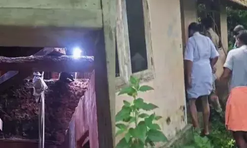 നിലത്ത് കിടക്കുന്ന രീതിയിൽ മൃതദേഹം; പാതിയും അഴുകിയ നിലയിൽ; കോതമംഗലത്ത് മധ്യവയസ്കനെ വീടിനുള്ളിൽ മരിച്ച നിലയിൽ കണ്ടെത്തി; വൻ ദുരൂഹത; പോലീസ് അന്വേഷണം തുടങ്ങി