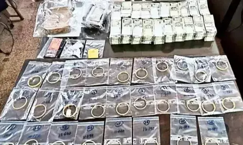 യാതൊരു രേഖയും ഇല്ലാതെ പാഴ്സലായി പണവും സ്വര്‍ണ്ണാഭരണങ്ങളും കടത്താന്‍ ശ്രമം; സ്വകാര്യ ബസില്‍ നിന്നും 50 ലക്ഷം കുഴല്‍പ്പണവും സ്വര്‍ണവും പിടികൂടി