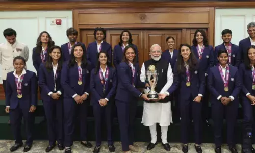 അന്ന് കിരീടമില്ലാതെ ആയിരുന്നു ഞങ്ങള്‍ പ്രധാനമന്ത്രിയെ കണ്ടത്; ഇന്ന് പ്രധാനമന്ത്രിയെ കണ്ടത് ലോകകപ്പ് കിരീടവുമായി; ഇത്തരം കൂടിക്കാഴ്ചകള്‍ ഇടക്കിടെ സംഭവിക്കട്ടെയെന്ന് ഹര്‍മന്‍പ്രീത്; എല്ലാ മേഖലകളിലും പെണ്‍കുട്ടികള്‍ മികച്ച പ്രകടനം കാഴ്ചവെക്കുന്നതിന് കാരണം പ്രധാനമന്ത്രിയെന്ന് സ്മൃതി മന്ദാന