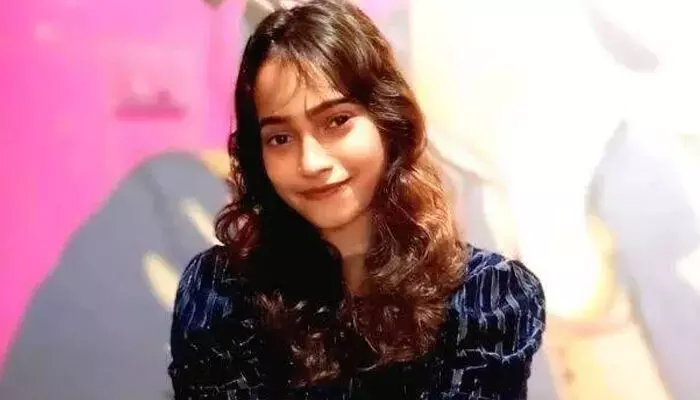 ശ്രീക്കുട്ടിയുടെ ആരോഗ്യ നില മാറ്റമില്ലാതെ തുടരുന്നു; ആരോഗ്യ നില കൂടുതല് വഷളാകാത്തതിനാല് പ്രതീക്ഷയോടെ ഡോക്ടര്മാര്; അബോധാവസ്ഥയില് ആണെങ്കിലും കൈകാലുകള് അനക്കാന് ശ്രമിച്ചതായി റിപ്പോര്ട്ട് ശ്രീക്കുട്ടിയുടെ ആരോഗ്യ നില മാറ്റമില്ലാതെ തുടരുന്നു; ആരോഗ്യ നില കൂടുതല് വഷളാകാത്തതിനാല് പ്രതീക്ഷയോടെ ഡോക്ടര്മാര്; അബോധാവസ്ഥയില് ആണെങ്കിലും കൈകാലുകള് അനക്കാന് ശ്രമിച്ചതായി റിപ്പോര്ട്ട്