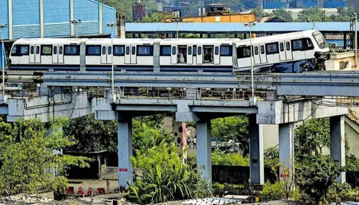 പരീക്ഷണയോട്ടത്തിനിടെ മോണോ റെയില് ട്രാക്കിലെ ബീമില് ഇടിച്ച് കയറി അപകടം; മുന്നിലെ കോച്ച് ചരിഞ്ഞു: ആര്ക്കും പരിക്കില്ല പരീക്ഷണയോട്ടത്തിനിടെ മോണോ റെയില് ട്രാക്കിലെ ബീമില് ഇടിച്ച് കയറി അപകടം; മുന്നിലെ കോച്ച് ചരിഞ്ഞു: ആര്ക്കും പരിക്കില്ല