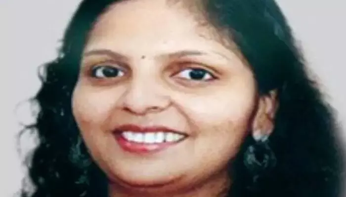 പോലീസിനെ വെട്ടിച്ച് രക്ഷപ്പെടാന് ശ്രമിച്ച ടിപ്പര് ലോറിയിടിച്ചു; ജോലി കഴിഞ്ഞ് വീട്ടിലേക്ക് മടങ്ങിയ അധ്യാപികയ്ക്ക് ദാരുണ മരണം പോലീസിനെ വെട്ടിച്ച് രക്ഷപ്പെടാന് ശ്രമിച്ച ടിപ്പര് ലോറിയിടിച്ചു; ജോലി കഴിഞ്ഞ് വീട്ടിലേക്ക് മടങ്ങിയ അധ്യാപികയ്ക്ക് ദാരുണ മരണം