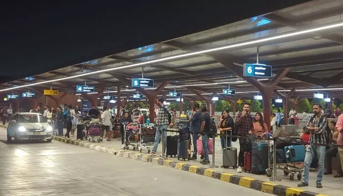 എന്റമ്മോ..മടുത്തു.; സമയം ലാഭിക്കാൻ വേണ്ടി വന്നിറങ്ങിയത് ബാംഗ്ലൂർ സിറ്റിയുടെ ഒത്ത നടുവിൽ; ടാക്സിക്കായി കാത്തിരിക്കേണ്ടി വന്നത് മണിക്കൂറുകൾ; വൈറലായി പോസ്റ്റ് എന്റമ്മോ..മടുത്തു.; സമയം ലാഭിക്കാൻ വേണ്ടി വന്നിറങ്ങിയത് ബാംഗ്ലൂർ സിറ്റിയുടെ ഒത്ത നടുവിൽ; ടാക്സിക്കായി കാത്തിരിക്കേണ്ടി വന്നത് മണിക്കൂറുകൾ; വൈറലായി പോസ്റ്റ്