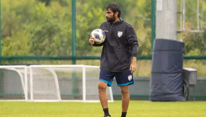 സുനിൽ ഛേത്രിയും സഹൽ അബ്ദുൽ സമദും പുറത്ത്; എ.എഫ്.സി ഏഷ്യൻ കപ്പ് യോഗ്യതാ മത്സരത്തിനുള്ള 23 അംഗ ഇന്ത്യൻ സാധ്യത ടീമിനെ പ്രഖ്യാപിച്ചു; ടീമിൽ ഇടം നേടി മൂന്ന് മലയാളികൾ സുനിൽ ഛേത്രിയും സഹൽ അബ്ദുൽ സമദും പുറത്ത്; എ.എഫ്.സി ഏഷ്യൻ കപ്പ് യോഗ്യതാ മത്സരത്തിനുള്ള 23 അംഗ ഇന്ത്യൻ സാധ്യത ടീമിനെ പ്രഖ്യാപിച്ചു; ടീമിൽ ഇടം നേടി മൂന്ന് മലയാളികൾ