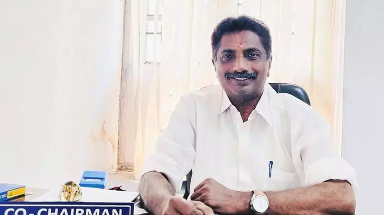 സിപിഎമ്മിനെയും കടത്തിവെട്ടി സ്ഥാനാര്ഥി നിര്ണയത്തില് ഞെട്ടിച്ചപ്പോള് തിരുവനന്തപുരത്ത് കോണ്ഗ്രസില് പൊട്ടിത്തെറി; മണ്ഡലം കോര്കമ്മിറ്റി ചെയര്മാന് രാജിവച്ചു; നേമം ഡിവിഷനിലെ സ്ഥാനാര്ഥി നിര്ണയത്തെ തുടര്ന്നുള്ള ഭിന്നതയാണ് രാജിയിലെത്തി; ശോഭ കെടുത്തുന്ന നീക്കത്തില് കെ മുരളീധരന് കടുത്ത അതൃപ്തി സിപിഎമ്മിനെയും കടത്തിവെട്ടി സ്ഥാനാര്ഥി നിര്ണയത്തില് ഞെട്ടിച്ചപ്പോള് തിരുവനന്തപുരത്ത് കോണ്ഗ്രസില് പൊട്ടിത്തെറി; മണ്ഡലം കോര്കമ്മിറ്റി ചെയര്മാന് രാജിവച്ചു; നേമം ഡിവിഷനിലെ സ്ഥാനാര്ഥി നിര്ണയത്തെ തുടര്ന്നുള്ള ഭിന്നതയാണ് രാജിയിലെത്തി; ശോഭ കെടുത്തുന്ന നീക്കത്തില് കെ മുരളീധരന് കടുത്ത അതൃപ്തി