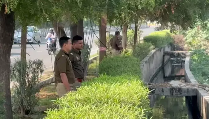 തലയറുത്തുമാറ്റി; കൈകള് മുറിച്ചുമാറ്റിയ നിലയില്; സ്ത്രീയുടെ നഗ്നമായ മൃതദേഹം എട്ടടി താഴ്ചയുള്ള ഓടയില്; കൊല്ലപ്പെട്ട സ്ത്രീയെ തിരിച്ചറിയാന് അന്വേഷണം തലയറുത്തുമാറ്റി; കൈകള് മുറിച്ചുമാറ്റിയ നിലയില്; സ്ത്രീയുടെ നഗ്നമായ മൃതദേഹം എട്ടടി താഴ്ചയുള്ള ഓടയില്; കൊല്ലപ്പെട്ട സ്ത്രീയെ തിരിച്ചറിയാന് അന്വേഷണം