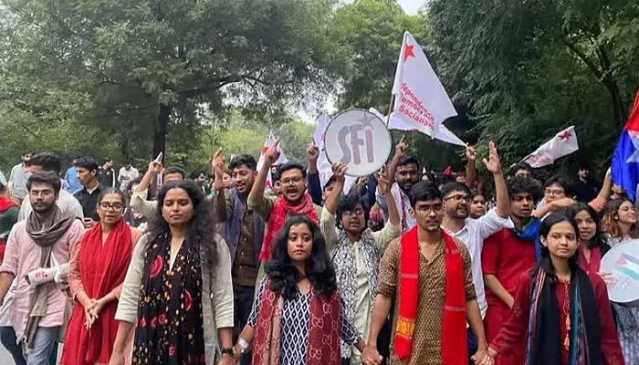 ജെ എന് യു വിദ്യാര്ഥി യൂണിയനില് ജനറല് സീറ്റുകളില് ഇടതുസഖ്യത്തിന് വിജയം; ജോയിന്റ് സെക്രട്ടറി സ്ഥാനം എബിവിപിയില് നിന്ന് തിരിച്ചുപിടിച്ചു; വൈസ് പ്രസിഡന്റ് സ്ഥാനത്ത് ഇരിങ്ങാലക്കുടക്കാരി ഗോപിക ബാബു; ഭൂരിഭാഗം കൗണ്സിലര് സീറ്റുകളും എബിവിപിക്ക്; ഒറ്റയ്ക്ക് മത്സരിച്ച എഐഎസ്എഫിന് മുന്നേറ്റമില്ല ജെ എന് യു വിദ്യാര്ഥി യൂണിയനില് ജനറല് സീറ്റുകളില് ഇടതുസഖ്യത്തിന് വിജയം; ജോയിന്റ് സെക്രട്ടറി സ്ഥാനം എബിവിപിയില് നിന്ന് തിരിച്ചുപിടിച്ചു; വൈസ് പ്രസിഡന്റ് സ്ഥാനത്ത് ഇരിങ്ങാലക്കുടക്കാരി ഗോപിക ബാബു; ഭൂരിഭാഗം കൗണ്സിലര് സീറ്റുകളും എബിവിപിക്ക്; ഒറ്റയ്ക്ക് മത്സരിച്ച എഐഎസ്എഫിന് മുന്നേറ്റമില്ല