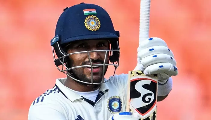 തകർച്ചയിൽ നിന്ന് കരകയറ്റിയത് ധ്രുവ് ജുറേലിന്റെ സെഞ്ചുറി പ്രകടനം; ദക്ഷിണാഫ്രിക്ക എ ടീമിനെതിരായ ടെസ്റ്റ് മത്സരത്തിൽ ഇന്ത്യ 255ന് പുറത്ത്; തിയാൻ വാൻ വുറന് നാല് വിക്കറ്റ് തകർച്ചയിൽ നിന്ന് കരകയറ്റിയത് ധ്രുവ് ജുറേലിന്റെ സെഞ്ചുറി പ്രകടനം; ദക്ഷിണാഫ്രിക്ക എ ടീമിനെതിരായ ടെസ്റ്റ് മത്സരത്തിൽ ഇന്ത്യ 255ന് പുറത്ത്; തിയാൻ വാൻ വുറന് നാല് വിക്കറ്റ്