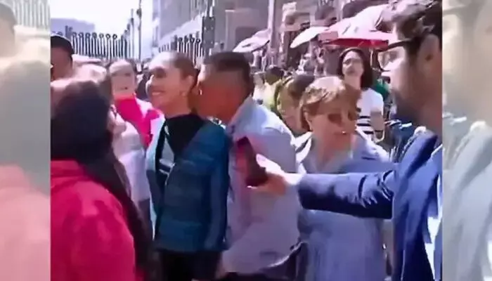 ഓടിവന്ന് കെട്ടിപ്പിടിച്ച് ബലമായി ചുംബിക്കാന് ശ്രമം; പ്രസിഡന്റിന് പോലും രക്ഷയില്ലെങ്കില്...; പൊതുനിരത്തില് മദ്യപാനിയില് നിന്നും ദുരനുഭവം; മെക്സിക്കന് പ്രസിഡന്റിനെ അപമാനിച്ച പ്രതി അറസ്റ്റില് ഓടിവന്ന് കെട്ടിപ്പിടിച്ച് ബലമായി ചുംബിക്കാന് ശ്രമം; പ്രസിഡന്റിന് പോലും രക്ഷയില്ലെങ്കില്...; പൊതുനിരത്തില് മദ്യപാനിയില് നിന്നും ദുരനുഭവം; മെക്സിക്കന് പ്രസിഡന്റിനെ അപമാനിച്ച പ്രതി അറസ്റ്റില്