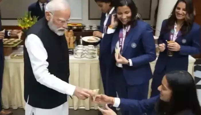 കടം വാങ്ങിയ മെഡലുമായി ഫോട്ടോഷൂട്ട്;  വിരുന്നിനിടെ ഭക്ഷണം എടുക്കാന്‍ ബുദ്ധിമുട്ടി;  പരുക്കേറ്റ  പ്രതിക റാവലിന് ഭക്ഷണം എടുത്തുനല്‍കി പ്രധാനമന്ത്രി നരേന്ദ്ര മോദി;  ഹൃദ്യമെന്ന് സോഷ്യല്‍ മീഡിയ