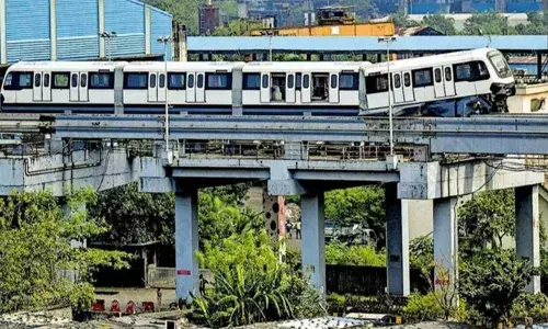 പരീക്ഷണയോട്ടത്തിനിടെ മോണോ റെയില്‍ ട്രാക്കിലെ ബീമില്‍ ഇടിച്ച് കയറി അപകടം; മുന്നിലെ കോച്ച് ചരിഞ്ഞു: ആര്‍ക്കും പരിക്കില്ല