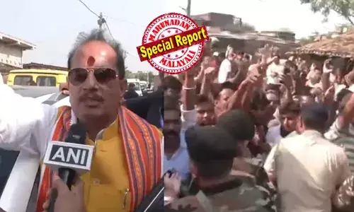 ബിഹാര്‍ ഉപമുഖ്യമന്ത്രിയുടെ വാഹനവ്യൂഹം തടഞ്ഞ് കല്ലും ചാണകവും ചെരിപ്പും വലിച്ചെറിഞ്ഞ് ആള്‍ക്കൂട്ടം; മൂര്‍ദാബാദ് മുദ്രാവാക്യം മുഴക്കി അതിക്രമം; ആര്‍ജെഡി ഗൂണ്ടകളെന്നും തങ്ങള്‍ അവരുടെ നെഞ്ചിലൂടെ ബുള്‍ഡോസര്‍ ഓടിക്കുമെന്നും വിജയ് കുമാര്‍ സിന്‍ഹ; പൊലീസ് നിസാരവത്കരിച്ചപ്പോള്‍ സ്വമേധയാ കേസെടുത്ത് തിരഞ്ഞെടുപ്പ് കമ്മീഷന്‍