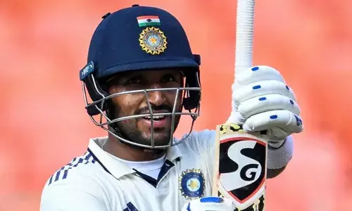 തകർച്ചയിൽ നിന്ന് കരകയറ്റിയത്‌ ധ്രുവ് ജുറേലിന്റെ സെഞ്ചുറി പ്രകടനം; ദക്ഷിണാഫ്രിക്ക എ ടീമിനെതിരായ ടെസ്റ്റ് മത്സരത്തിൽ ഇന്ത്യ 255ന് പുറത്ത്; തിയാൻ വാൻ വുറന് നാല് വിക്കറ്റ്