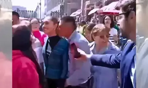 ഓടിവന്ന് കെട്ടിപ്പിടിച്ച് ബലമായി ചുംബിക്കാന്‍ ശ്രമം;  പ്രസിഡന്റിന് പോലും രക്ഷയില്ലെങ്കില്‍...; പൊതുനിരത്തില്‍ മദ്യപാനിയില്‍ നിന്നും ദുരനുഭവം; മെക്സിക്കന്‍ പ്രസിഡന്റിനെ അപമാനിച്ച പ്രതി അറസ്റ്റില്‍