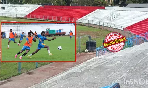 പതിനായിരം പോയിട്ട് അയ്യായിരം പേരെപ്പോലും താങ്ങാനുള്ള ശേഷി ഗ്യാലറിക്കില്ല; സ്റ്റേഡിയത്തിലെ പല ഭാഗങ്ങളും ഇടിഞ്ഞു പൊളിഞ്ഞു വീഴാറായി; സീലിങ്ങുകള്‍ ഇളകി കമ്പി പുറത്തു കാണാവുന്ന അവസ്ഥയില്‍; ജീര്‍ണാവസ്ഥയിലുള്ള കണ്ണൂര്‍ ജവഹര്‍ സ്റ്റേഡിയത്തില്‍ ഫുട്‌ബോള്‍ മാമാങ്കം; കണ്ണൂരില്‍ സൂപ്പര്‍ ലീഗ് അരങ്ങേറുമ്പോള്‍ ആശങ്കയും