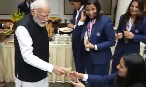 കടം വാങ്ങിയ മെഡലുമായി ഫോട്ടോഷൂട്ട്;  വിരുന്നിനിടെ ഭക്ഷണം എടുക്കാന്‍ ബുദ്ധിമുട്ടി;  പരുക്കേറ്റ  പ്രതിക റാവലിന് ഭക്ഷണം എടുത്തുനല്‍കി പ്രധാനമന്ത്രി നരേന്ദ്ര മോദി;  ഹൃദ്യമെന്ന് സോഷ്യല്‍ മീഡിയ