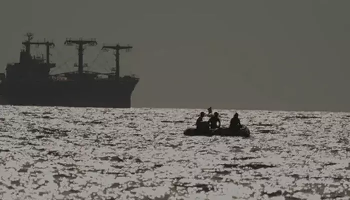 ഇന്ത്യയില് നിന്നും സൗത്ത് ആഫ്രിക്കയിലേക്ക് പോയ കപ്പലിന് നേരെ സൊമാലിയന് തീരത്ത് ആക്രമണം; സുരക്ഷിത മുറിയില് അഭയം തേടി ജീവനക്കാര്: മേഖലയിലെ കപ്പലുകള്ക്ക് ജാഗ്രതാ നിര്ദേശം ഇന്ത്യയില് നിന്നും സൗത്ത് ആഫ്രിക്കയിലേക്ക് പോയ കപ്പലിന് നേരെ സൊമാലിയന് തീരത്ത് ആക്രമണം; സുരക്ഷിത മുറിയില് അഭയം തേടി ജീവനക്കാര്: മേഖലയിലെ കപ്പലുകള്ക്ക് ജാഗ്രതാ നിര്ദേശം