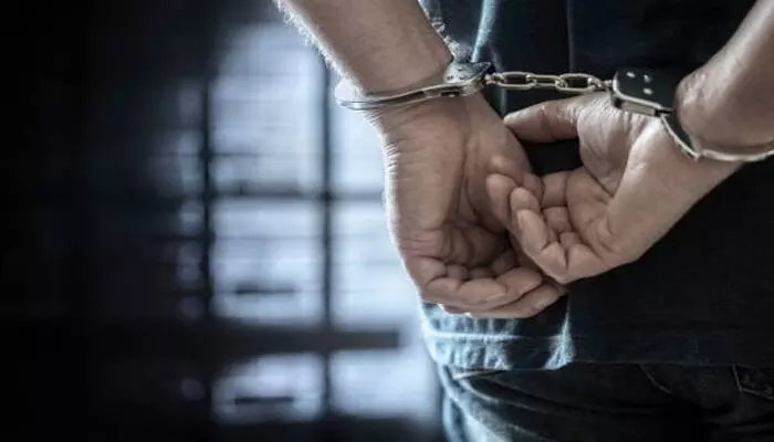 പതിവ് പരിശോധനയ്ക്കിടെ യുവാക്കളില് നിന്നും കണ്ടെത്തിയത് ആയുധങ്ങളും വെടിക്കോപ്പുകളും; ഭീകരാക്രമണത്തിന് പദ്ധതിയിട്ടതായി സൂചന: ശ്രീനഗറില് മൂന്നു പേര് അറസ്റ്റില് പതിവ് പരിശോധനയ്ക്കിടെ യുവാക്കളില് നിന്നും കണ്ടെത്തിയത് ആയുധങ്ങളും വെടിക്കോപ്പുകളും; ഭീകരാക്രമണത്തിന് പദ്ധതിയിട്ടതായി സൂചന: ശ്രീനഗറില് മൂന്നു പേര് അറസ്റ്റില്