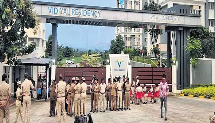 കാമുകന്റെ നിര്ബന്ധപ്രകാരം വനിതാ ഹോസ്റ്റലിലെ കുളിമുറിയില് ഒളിക്യാമറ വെച്ചു; യുവതിയും കാമുകനും അറസ്റ്റില് കാമുകന്റെ നിര്ബന്ധപ്രകാരം വനിതാ ഹോസ്റ്റലിലെ കുളിമുറിയില് ഒളിക്യാമറ വെച്ചു; യുവതിയും കാമുകനും അറസ്റ്റില്