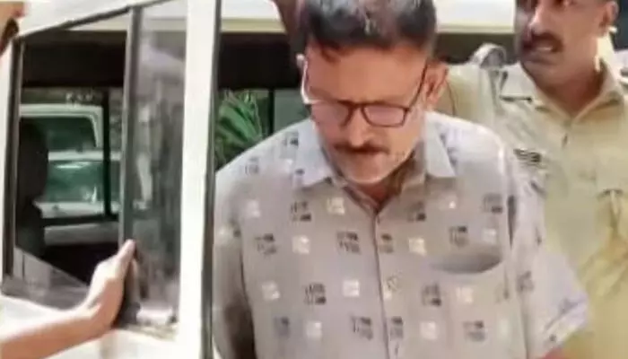 സ്കൂള് വിദ്യാര്ത്ഥിനിയെ പീഡിപ്പിച്ച കേസില് ഒളിവില് പോയി; പുതിയ പേരില് ചെന്നൈയില് പാസ്റ്ററായി സുഖ ജീവിതം; 25 വര്ഷത്തിന് ശേഷം മുത്തു കുമാറിനെ കുടുക്കി കേരളാ പോലിസ് സ്കൂള് വിദ്യാര്ത്ഥിനിയെ പീഡിപ്പിച്ച കേസില് ഒളിവില് പോയി; പുതിയ പേരില് ചെന്നൈയില് പാസ്റ്ററായി സുഖ ജീവിതം; 25 വര്ഷത്തിന് ശേഷം മുത്തു കുമാറിനെ കുടുക്കി കേരളാ പോലിസ്