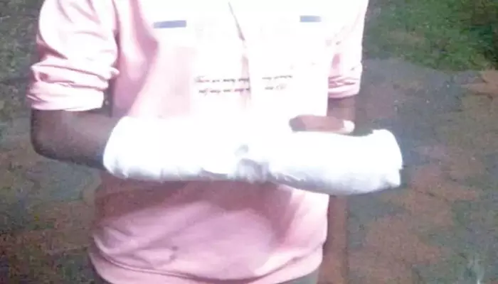 സ്വകാര്യ ബസിന്റെ വാതിലിനിടയില്പ്പെട്ട് 12കാരന്റെ വിരല് ഒടിഞ്ഞു; ആശുപത്രിയിലെത്തിക്കാതെ വഴിയിലിറക്കിവിട്ടതായി ആരോപണം സ്വകാര്യ ബസിന്റെ വാതിലിനിടയില്പ്പെട്ട് 12കാരന്റെ വിരല് ഒടിഞ്ഞു; ആശുപത്രിയിലെത്തിക്കാതെ വഴിയിലിറക്കിവിട്ടതായി ആരോപണം