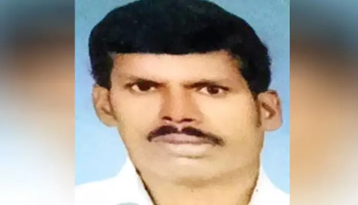 സംസ്കാരച്ചടങ്ങിന് കുഴിയെടുക്കവെ തൊട്ടടുത്ത കല്ലറ ഇടിഞ്ഞു വീണു; മാര്ബിള് സ്ലാബ് ദേഹത്ത് വീണ് തൊഴിലാളിക്ക് ദാരുണാന്ത്യം സംസ്കാരച്ചടങ്ങിന് കുഴിയെടുക്കവെ തൊട്ടടുത്ത കല്ലറ ഇടിഞ്ഞു വീണു; മാര്ബിള് സ്ലാബ് ദേഹത്ത് വീണ് തൊഴിലാളിക്ക് ദാരുണാന്ത്യം