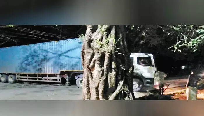 ഗൂഗിള് മാപ്പ് നോക്കി പോയ കണ്ടെയ്നര് വഴിയില് കുടുങ്ങി; ഗതാഗതം സ്തംഭിച്ചത് ഒരു മണിക്കൂറോളം ഗൂഗിള് മാപ്പ് നോക്കി പോയ കണ്ടെയ്നര് വഴിയില് കുടുങ്ങി; ഗതാഗതം സ്തംഭിച്ചത് ഒരു മണിക്കൂറോളം