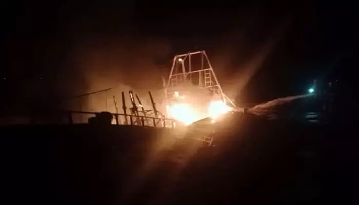 സാങ്കേതിക തകരാറിനെ തുടർന്ന് കരക്കെത്തിച്ചു; പിന്നാലെ മത്സ്യബന്ധന ബോട്ടിന് തീപിടിച്ചു സാങ്കേതിക തകരാറിനെ തുടർന്ന് കരക്കെത്തിച്ചു; പിന്നാലെ മത്സ്യബന്ധന ബോട്ടിന് തീപിടിച്ചു