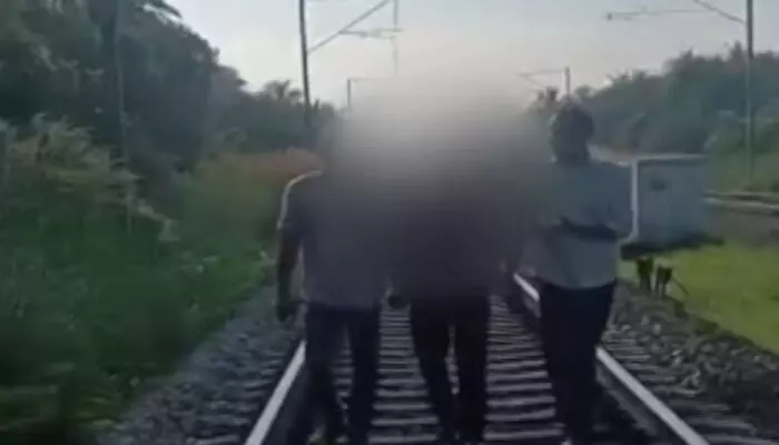 ഒരാൾ ട്രാക്കിൽ കുനിഞ്ഞ് നിൽക്കുന്നു...പെട്ടെന്ന് വരൂ എന്ന് കോൾ; പോലീസ് കൺട്രോൾ റൂമിലേക്ക് ഭീതിപ്പെടുത്തി ആ സന്ദേശം; ഒടുവിൽ പാഞ്ഞെത്തിയ പോലീസ് കണ്ടത് ഒരാൾ ട്രാക്കിൽ കുനിഞ്ഞ് നിൽക്കുന്നു...പെട്ടെന്ന് വരൂ എന്ന് കോൾ; പോലീസ് കൺട്രോൾ റൂമിലേക്ക് ഭീതിപ്പെടുത്തി ആ സന്ദേശം; ഒടുവിൽ പാഞ്ഞെത്തിയ പോലീസ് കണ്ടത്