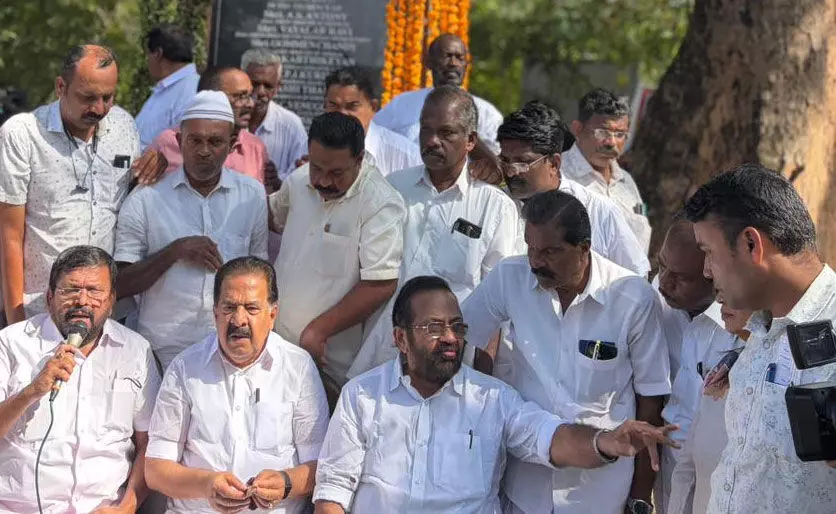 ആര് ശങ്കര് പ്രതിമയോട് കോര്പ്പറേഷന് കാണിച്ചത് തികഞ്ഞ അനാദരവ്: രമേശ് ചെന്നിത്തല; പ്രതിഷേധിച്ച് കോണ്ഗ്രസ് ആര് ശങ്കര് പ്രതിമയോട് കോര്പ്പറേഷന് കാണിച്ചത് തികഞ്ഞ അനാദരവ്: രമേശ് ചെന്നിത്തല; പ്രതിഷേധിച്ച് കോണ്ഗ്രസ്