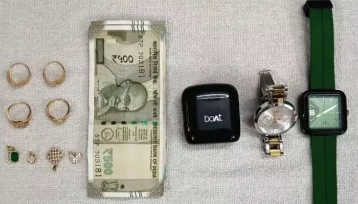 ട്രെയിനില് മറന്നുവച്ച ബാഗില് വജ്രവും സ്വര്ണവും ഉള്പ്പെടെ സാധനങ്ങള്; ആര്.പി.എഫിനെ വിവരമറിയിച്ച് യുവതി; അതിവേഗം ബാഗ് കണ്ടെത്തി തിരികെ നല്കി ട്രെയിനില് മറന്നുവച്ച ബാഗില് വജ്രവും സ്വര്ണവും ഉള്പ്പെടെ സാധനങ്ങള്; ആര്.പി.എഫിനെ വിവരമറിയിച്ച് യുവതി; അതിവേഗം ബാഗ് കണ്ടെത്തി തിരികെ നല്കി