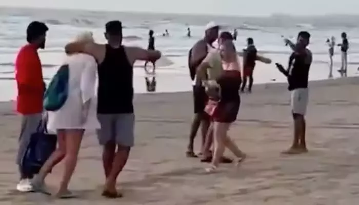 ബീച്ചിലെത്തിയ രണ്ട് വിദേശ വനിതകളെ കണ്ടതും യുവാക്കളുടെ ഷോ..; ബലമായി ചേർത്ത് പിടിച്ച് നിർത്തി ചിത്രങ്ങൾ എടുത്തും ദേഹത്ത് സ്പർശിച്ചും ശല്യം; ഞെട്ടിപ്പിക്കുന്ന ചിത്രങ്ങൾ പുറത്ത്