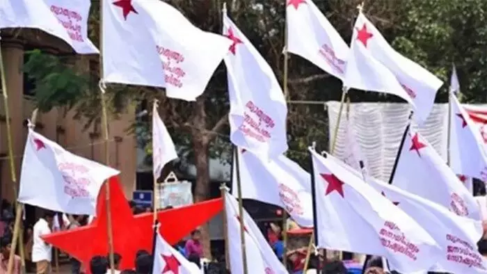 ഗവേഷക വിദ്യാര്ഥിക്ക് നേരെയുണ്ടായ ജാതി അധിക്ഷേപം; ഡീനിന്റെ നടപടി ജനാധിപത്യ സമൂഹത്തിന് അപമാനകരം: എസ്എഫ്ഐ ഗവേഷക വിദ്യാര്ഥിക്ക് നേരെയുണ്ടായ ജാതി അധിക്ഷേപം; ഡീനിന്റെ നടപടി ജനാധിപത്യ സമൂഹത്തിന് അപമാനകരം: എസ്എഫ്ഐ