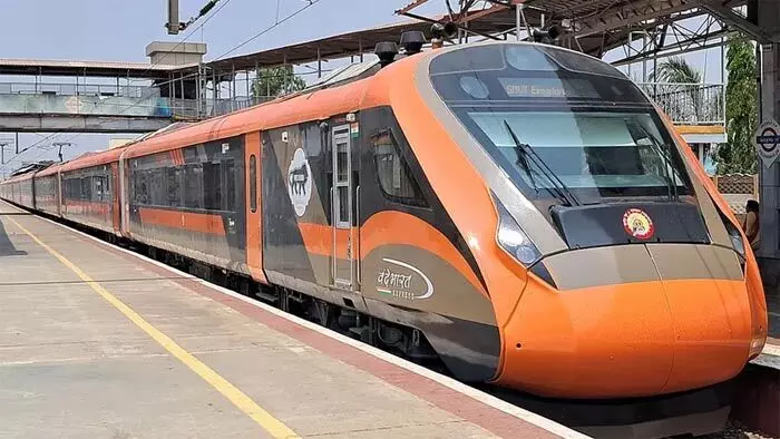 എറണാകുളം - ബംഗളൂരു വന്ദേ ഭാരത് ശനിയാഴ്ച്ച പ്രധാനമന്ത്രി ഫ്ലാഗ് ഓഫ് ചെയ്യും; സതേണ് റെയില്വേയ്ക്ക് കീഴിലുള്ള വന്ദേ ഭാരത് ട്രെയിനുകളുടെ എണ്ണം 12ആയി ഉയരും എറണാകുളം - ബംഗളൂരു വന്ദേ ഭാരത് ശനിയാഴ്ച്ച പ്രധാനമന്ത്രി ഫ്ലാഗ് ഓഫ് ചെയ്യും; സതേണ് റെയില്വേയ്ക്ക് കീഴിലുള്ള വന്ദേ ഭാരത് ട്രെയിനുകളുടെ എണ്ണം 12ആയി ഉയരും