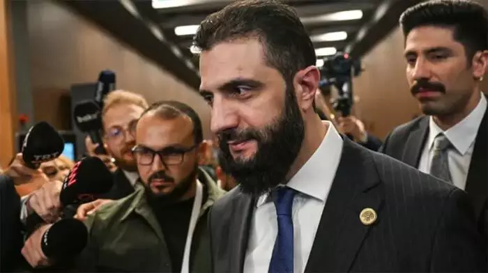 സിറിയന് പ്രസിഡന്റിനും ആഭ്യന്തരമന്ത്രിക്കും എതിരായ വിലക്ക് പിന്വലിച്ച് ബ്രിട്ടണ്; തീരുമാനം അഹമ്മദ് അല്-ഷറ ട്രംപുമായി കൂടിക്കാഴ്ച്ച നടത്താനിരിക്കവേ സിറിയന് പ്രസിഡന്റിനും ആഭ്യന്തരമന്ത്രിക്കും എതിരായ വിലക്ക് പിന്വലിച്ച് ബ്രിട്ടണ്; തീരുമാനം അഹമ്മദ് അല്-ഷറ ട്രംപുമായി കൂടിക്കാഴ്ച്ച നടത്താനിരിക്കവേ