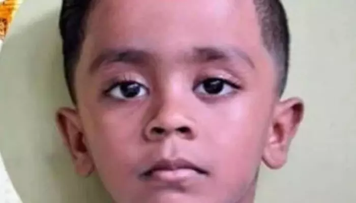 മലപ്പുറത്ത് സ്കൂൾ ബസ് ഇടിച്ച് എൽകെജി വിദ്യാർത്ഥിക്ക് ദാരുണാന്ത്യം; അപകടം റോഡ് മുറിച്ചുകടക്കുന്നതിനിടെ; നാടിന് വേദനയായി യമിൻന്റെ വിയോഗം മലപ്പുറത്ത് സ്കൂൾ ബസ് ഇടിച്ച് എൽകെജി വിദ്യാർത്ഥിക്ക് ദാരുണാന്ത്യം; അപകടം റോഡ് മുറിച്ചുകടക്കുന്നതിനിടെ; നാടിന് വേദനയായി യമിൻന്റെ വിയോഗം