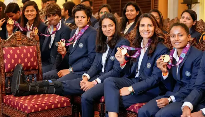 ലോകകപ്പില് ഇന്ത്യയുടെ റണ്വേട്ടക്കാരില് രണ്ടാമതെത്തി; മോദിയെ കണ്ടപ്പോള് അണിഞ്ഞത് അമന്ജോതിന്റെ സ്നേഹ മെഡല്; ഇനി ആ നഷ്ടം മറക്കാം; പരിക്കേറ്റ് പുറത്തായെങ്കിലും പ്രതികയ്ക്കും മെഡല് ലഭിക്കും; ഉറപ്പ് നല്കി ജയ് ഷാ ലോകകപ്പില് ഇന്ത്യയുടെ റണ്വേട്ടക്കാരില് രണ്ടാമതെത്തി; മോദിയെ കണ്ടപ്പോള് അണിഞ്ഞത് അമന്ജോതിന്റെ സ്നേഹ മെഡല്; ഇനി ആ നഷ്ടം മറക്കാം; പരിക്കേറ്റ് പുറത്തായെങ്കിലും പ്രതികയ്ക്കും മെഡല് ലഭിക്കും; ഉറപ്പ് നല്കി ജയ് ഷാ