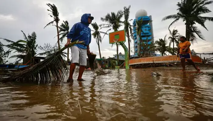 വിയറ്റ്നാമിൽ ആഞ്ഞുവീശി കൽമേഗി ചുഴലിക്കാറ്റ്; മണിക്കൂറിൽ 149 കിലോമീറ്റർ വേഗതയിൽ കാറ്റ്; 114 പേർക്ക് ജീവൻ നഷ്ടമായി; രക്ഷാപ്രവർത്തനം തുടരുന്നു; പ്രദേശങ്ങളിൽ അതീവ ജാഗ്രത വിയറ്റ്നാമിൽ ആഞ്ഞുവീശി കൽമേഗി ചുഴലിക്കാറ്റ്; മണിക്കൂറിൽ 149 കിലോമീറ്റർ വേഗതയിൽ കാറ്റ്; 114 പേർക്ക് ജീവൻ നഷ്ടമായി; രക്ഷാപ്രവർത്തനം തുടരുന്നു; പ്രദേശങ്ങളിൽ അതീവ ജാഗ്രത