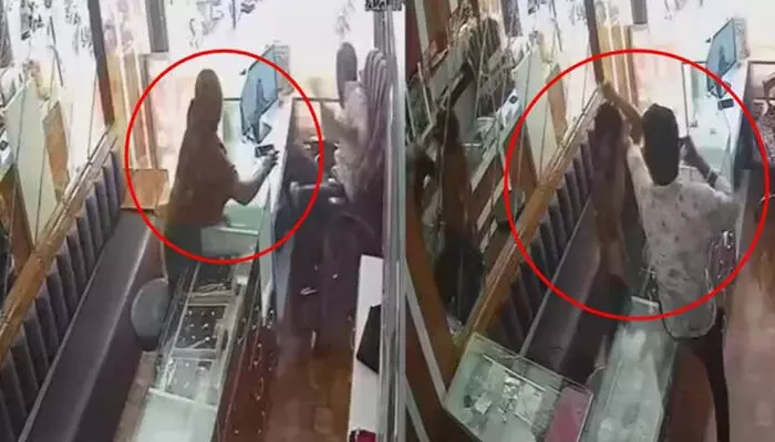 ജ്വല്ലറി ഉടമയുടെ കണ്ണില് മുളകുപൊടിയെറിഞ്ഞ് മോഷണ ശ്രമം; ഒഴിഞ്ഞുമാറി; പിന്നാലെ മോഷ്ടാവിനെ മര്ദ്ദിച്ച് ഉടമ ജ്വല്ലറി ഉടമയുടെ കണ്ണില് മുളകുപൊടിയെറിഞ്ഞ് മോഷണ ശ്രമം; ഒഴിഞ്ഞുമാറി; പിന്നാലെ മോഷ്ടാവിനെ മര്ദ്ദിച്ച് ഉടമ