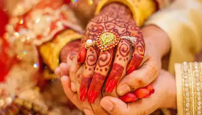 വിവാഹം കഴിക്കാന് താത്പര്യമില്ലെന്നും പഠിക്കണമെന്നും ഒമ്പതാം ക്ലാസ് വിദ്യാര്ഥിനി; 14കാരിയുടെ വിവാഹം തടസ്സപ്പെടുത്തി പൊലീസ്; കാടാമ്പുഴയിലെ ബാലവിവാഹം കേരളത്തിന് അപമാനമെന്ന് കോടതി വിവാഹം കഴിക്കാന് താത്പര്യമില്ലെന്നും പഠിക്കണമെന്നും ഒമ്പതാം ക്ലാസ് വിദ്യാര്ഥിനി; 14കാരിയുടെ വിവാഹം തടസ്സപ്പെടുത്തി പൊലീസ്; കാടാമ്പുഴയിലെ ബാലവിവാഹം കേരളത്തിന് അപമാനമെന്ന് കോടതി