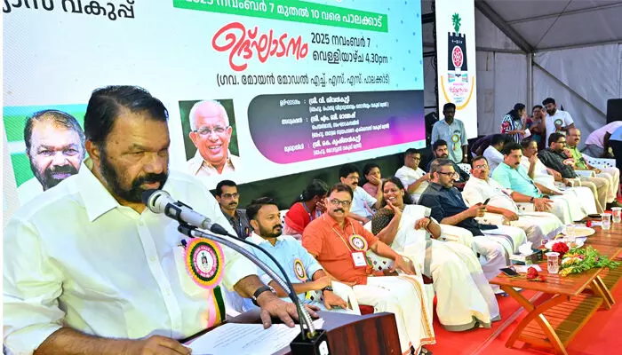 മതനിരപേക്ഷതയും, ശാസ്ത്രചിന്തയും ഭരണഘടന മൂല്യവും ഉയര്ത്തിപ്പിടിക്കുന്ന ഒരേ ഗാനം സ്കൂളുകളില് ആലപിക്കുന്നതിനെപ്പറ്റി സമൂഹം ചര്ച്ച ചെയ്യണം; അടുത്ത വര്ഷം മുതല് ശാസ്ത്രമേളയില് വിജയിക്കുന്ന ജില്ലയ്ക്ക് സ്വര്ണ്ണക്കപ്പ് എന്നും മന്ത്രി വി ശിവന്കുട്ടി മതനിരപേക്ഷതയും, ശാസ്ത്രചിന്തയും ഭരണഘടന മൂല്യവും ഉയര്ത്തിപ്പിടിക്കുന്ന ഒരേ ഗാനം സ്കൂളുകളില് ആലപിക്കുന്നതിനെപ്പറ്റി സമൂഹം ചര്ച്ച ചെയ്യണം; അടുത്ത വര്ഷം മുതല് ശാസ്ത്രമേളയില് വിജയിക്കുന്ന ജില്ലയ്ക്ക് സ്വര്ണ്ണക്കപ്പ് എന്നും മന്ത്രി വി ശിവന്കുട്ടി