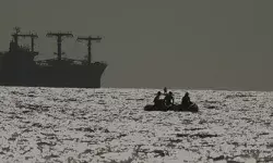 ഇന്ത്യയില് നിന്നും സൗത്ത് ആഫ്രിക്കയിലേക്ക് പോയ കപ്പലിന് നേരെ സൊമാലിയന് തീരത്ത് ആക്രമണം; സുരക്ഷിത മുറിയില് അഭയം തേടി ജീവനക്കാര്: മേഖലയിലെ കപ്പലുകള്ക്ക് ജാഗ്രതാ നിര്ദേശം ഇന്ത്യയില് നിന്നും സൗത്ത് ആഫ്രിക്കയിലേക്ക് പോയ കപ്പലിന് നേരെ സൊമാലിയന് തീരത്ത് ആക്രമണം; സുരക്ഷിത മുറിയില് അഭയം തേടി ജീവനക്കാര്: മേഖലയിലെ കപ്പലുകള്ക്ക് ജാഗ്രതാ നിര്ദേശം