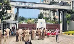 കാമുകന്റെ നിര്ബന്ധപ്രകാരം വനിതാ ഹോസ്റ്റലിലെ കുളിമുറിയില് ഒളിക്യാമറ വെച്ചു; യുവതിയും കാമുകനും അറസ്റ്റില് കാമുകന്റെ നിര്ബന്ധപ്രകാരം വനിതാ ഹോസ്റ്റലിലെ കുളിമുറിയില് ഒളിക്യാമറ വെച്ചു; യുവതിയും കാമുകനും അറസ്റ്റില്