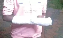 സ്വകാര്യ ബസിന്റെ വാതിലിനിടയില്പ്പെട്ട് 12കാരന്റെ വിരല് ഒടിഞ്ഞു; ആശുപത്രിയിലെത്തിക്കാതെ വഴിയിലിറക്കിവിട്ടതായി ആരോപണം സ്വകാര്യ ബസിന്റെ വാതിലിനിടയില്പ്പെട്ട് 12കാരന്റെ വിരല് ഒടിഞ്ഞു; ആശുപത്രിയിലെത്തിക്കാതെ വഴിയിലിറക്കിവിട്ടതായി ആരോപണം