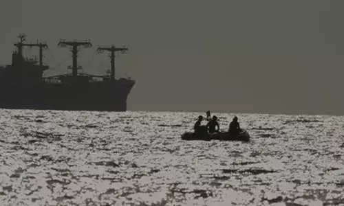 ഇന്ത്യയില്‍ നിന്നും സൗത്ത് ആഫ്രിക്കയിലേക്ക് പോയ കപ്പലിന് നേരെ സൊമാലിയന്‍ തീരത്ത് ആക്രമണം; സുരക്ഷിത മുറിയില്‍ അഭയം തേടി ജീവനക്കാര്‍: മേഖലയിലെ കപ്പലുകള്‍ക്ക് ജാഗ്രതാ നിര്‍ദേശം